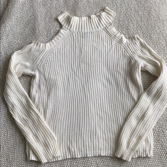 🌙3 FOR $20 
High neck cold shoulder top medium - Picture 1 of 1